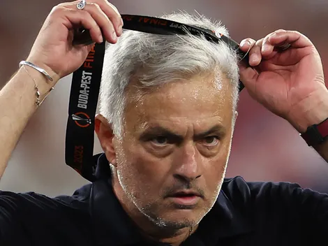 José Mourinho, da Roma, presenteia torcedor com medalha de vice da Europa League