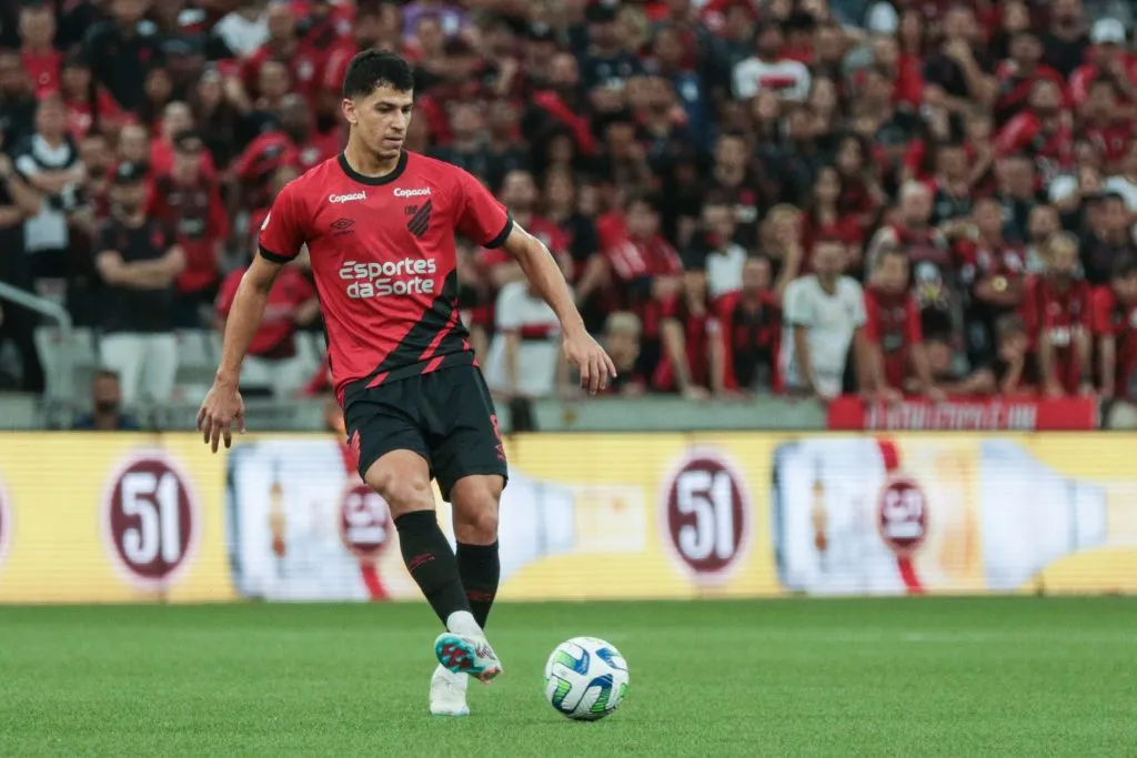 PR – CURITIBA – 27/05/2023 – BRASILEIRO A 2023, ATHLETICO-PR X GREMIO – Vitor Bueno jogador do Athletico-PR durante partida contra o Gremio no estadio Arena da Baixada pelo campeonato BRASILEIRO A 2023. Foto: Robson Mafra/AGIF
