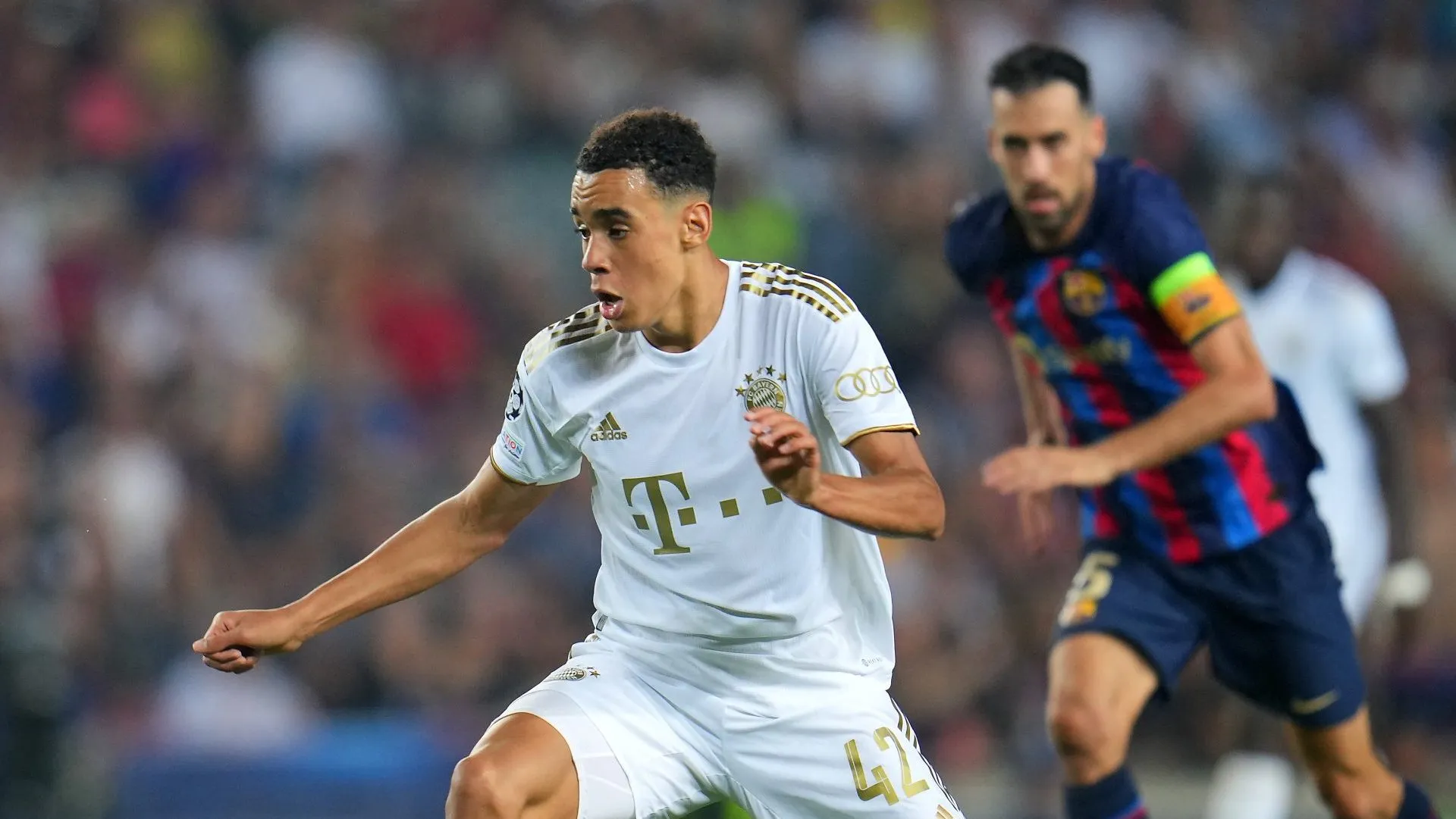 Jamal Musiala em ação contra o Barcelona (Photo by Aitor Alcalde/Getty Images)