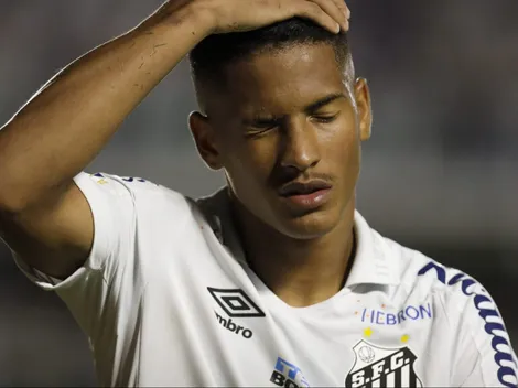 Até quando? Dois jogadores do Santos são alvos de racismo em partida da Sul-Americana