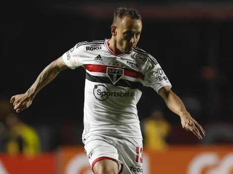 Após torcida do Flamengo pedir a volta de Rafinha, o lateral surpreende e responde