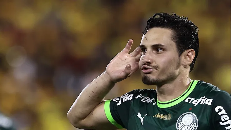 GUAYAQUIL, ECUADOR - MAY 03: Raphael Veiga of Palmeiras celebrates after scoring the team's first goal via penalty during a Copa CONMEBOL Libertadores 2023 Group C match between Barcelona SC and Palmeiras at Estadio Monumental Isidro Romero Carbo on May 03, 2023 in Guayaquil, Ecuador. (Photo by Franklin Jacome/Getty Images)