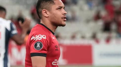 PR - CURITIBA - 27/06/2023 - LIBERTADORES 2023, ATHLETICO-PR X ALIANZA LIMA - Vitor Roque jogador do Athletico-PR durante partida contra o Alianza Lima no estadio Arena da Baixada pelo campeonato Libertadores 2023. Foto: Robson Mafra/AGIF