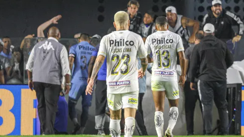 SP - SANTOS - 21/06/2023 - BRASILEIRO A 2023, SANTOS X CORINTHIANS -Jogadores do Santos deixam o campo no intervalo do jogo sob xingamentos na partida contra o Corinthians no estadio Vila Belmiro pelo campeonato BRASILEIRO A 2023. Foto: Fernanda Luz/AGIF