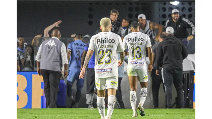 SP - SANTOS - 21/06/2023 - BRASILEIRO A 2023, SANTOS X CORINTHIANS -Jogadores do Santos deixam o campo no intervalo do jogo sob xingamentos na partida contra o Corinthians no estadio Vila Belmiro pelo campeonato BRASILEIRO A 2023. Foto: Fernanda Luz/AGIF