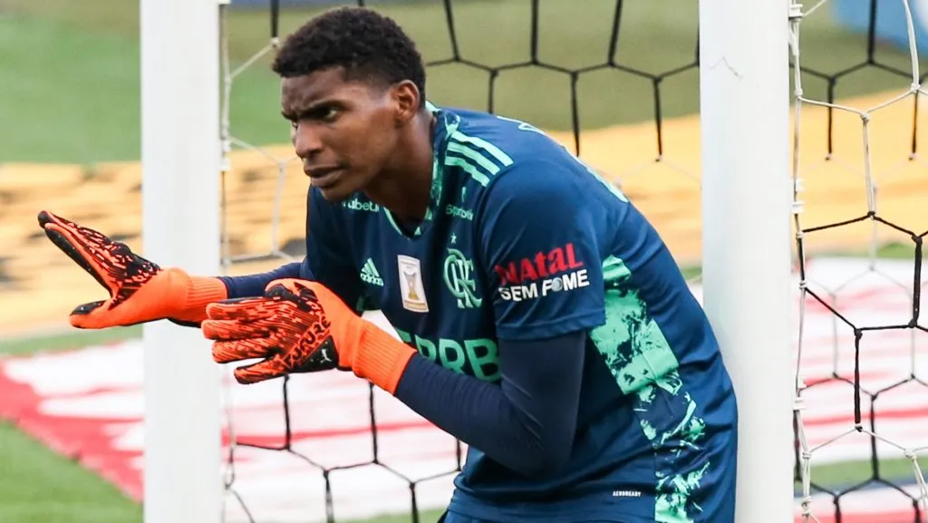 Mercado da bola Técnico pede, e grande clube da Serie A encaminha a contratação do goleiro Hugo Souza, do Flamengo