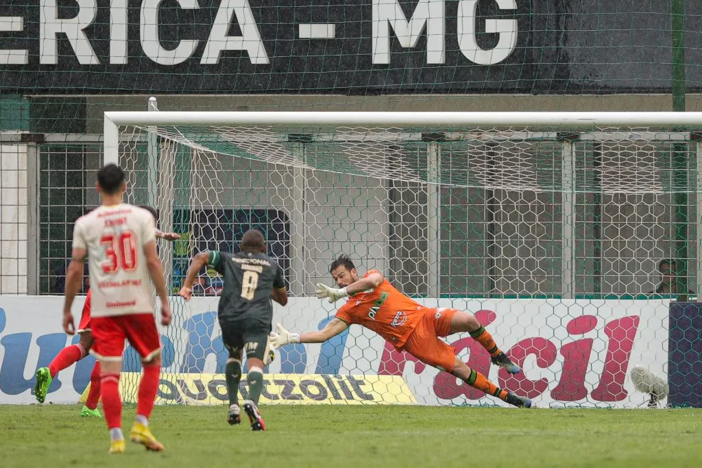 Matheus Cavichioli em ação pelo América-MG (Foto: Gilson Junio/AGIF)