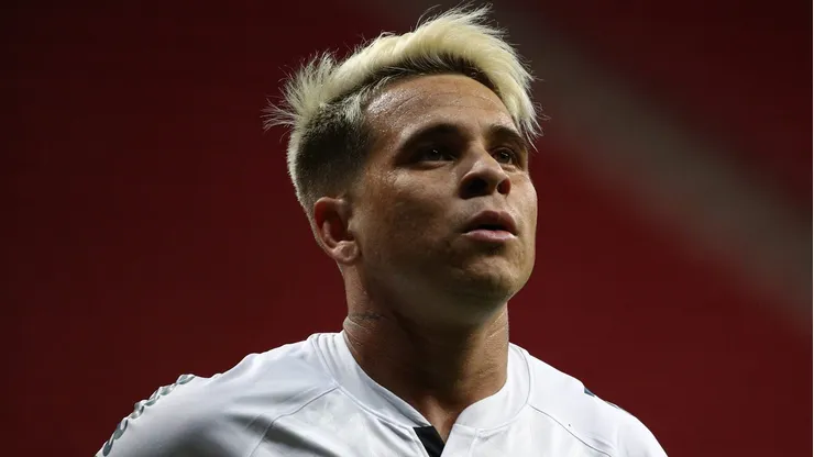 BRASILIA, BRAZIL - APRIL 13: Yeferson Soteldo of Santos looks on during a third round second leg match between Santos and San Lorenzo as part of Copa CONMBEOL Libertadores at Mane Garrincha Stadium on April 13, 2021 in Brasilia, Brazil. (Photo by Buda Mendes/Getty Images)