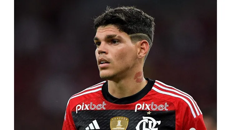 Ayrton Lucas pode perder vaga na Seleção Brasileira. Foto: Thiago Ribeiro
