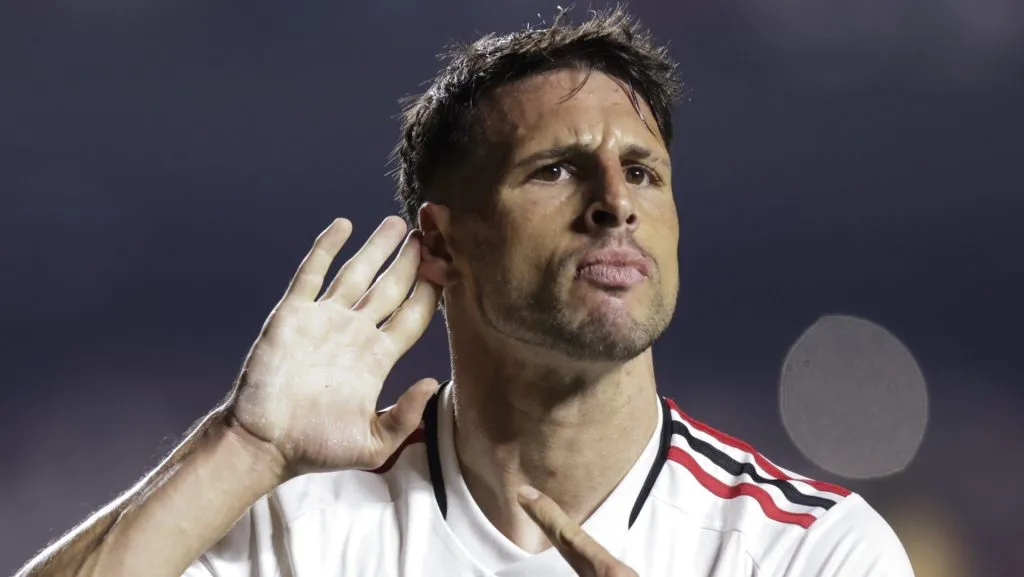 Futebol brasileiro presidente de grande clube viaja a São Paulo para fechar a contratação de Calleri