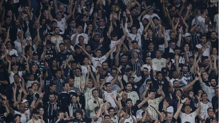 SAO PAULO, BRAZIL - MAY 02: Fans of Corinthians cheer for their team during a match between Corinthians and Independiente del Valle as part of Copa CONMEBOL Libertadores 2023 at Arena Corinthians on May 02, 2023 in Sao Paulo, Brazil. (Photo by Alexandre Schneider/Getty Images)