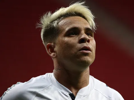 Gigante do futebol brasileiro oficializa proposta pelo atacante Yeferson Soteldo, do Santos