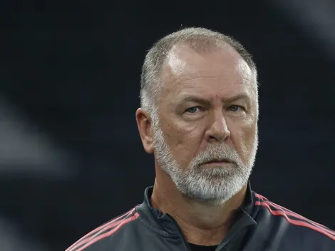 O treinador está na 'corda bamba' e ele pode assumir: Mano Menezes é alvo de gigante do futebol brasileiro
