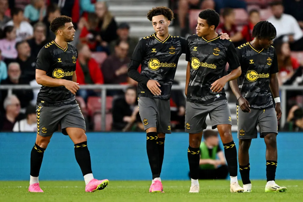Shea Charles em campo junto de companheiros (Photo by Mike Hewitt/Getty Images)