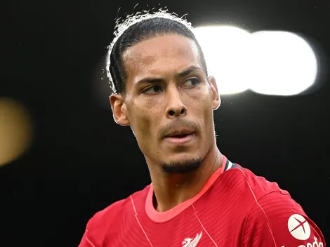 Lenda argentina descarta Van Dijk e crava o melhor zagueiro do mundo: " 10 vezes mais completo"