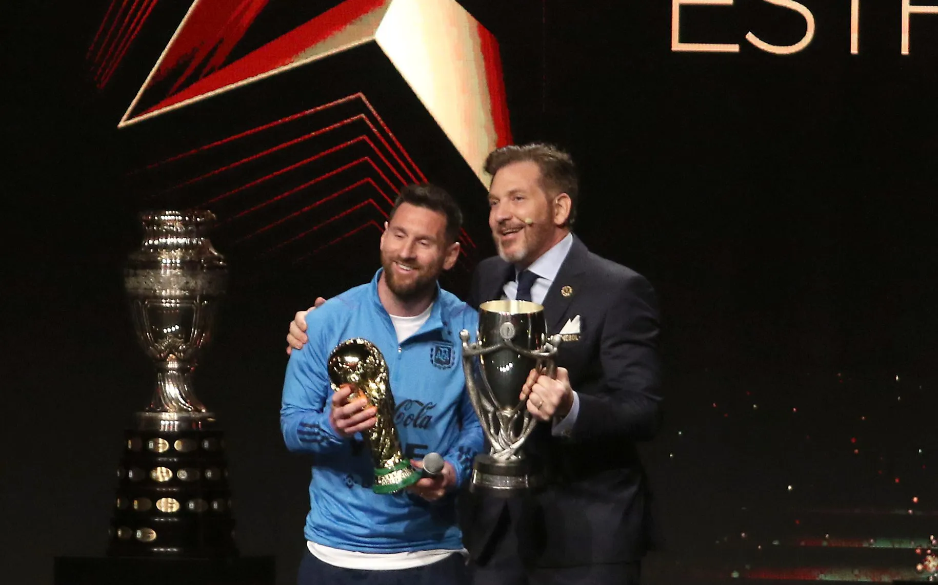Lionel Messi e Alejandro Dominguez, Presidente da Conmebol (Photo by Christian Alvarenga/Getty Images)