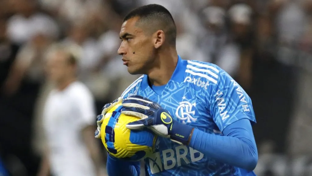 Gigante do futebol brasileiro se prepara para fechar a contratação do goleiro Santos, do Flamengo