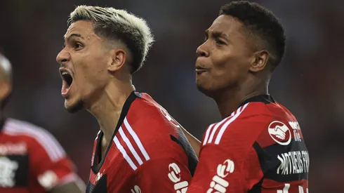 RIO DE JANEIRO, BRAZIL - MARCH 19: Pedro of Flamengo celebrates with Matheus França (R) after scoring the second goal of his team during a Campeonato Carioca 2023 second-leg semifinal match between Vasco Da Gama and Flamengo at Maracana Stadium on March 19, 2023 in Rio de Janeiro, Brazil. (Photo by Buda Mendes/Getty Images)