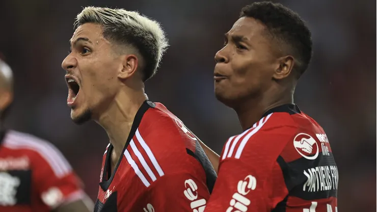 RIO DE JANEIRO, BRAZIL - MARCH 19: Pedro of Flamengo celebrates with Matheus França (R) after scoring the second goal of his team during a Campeonato Carioca 2023 second-leg semifinal match between Vasco Da Gama and Flamengo at Maracana Stadium on March 19, 2023 in Rio de Janeiro, Brazil. (Photo by Buda Mendes/Getty Images)