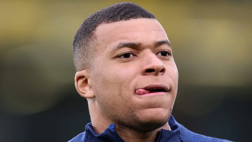 Chapéu histórico no Real Madrid! Gigante inglês topa pagar R$ 1 bilhão ao PSG e se aproxima da contratação de Mbappé