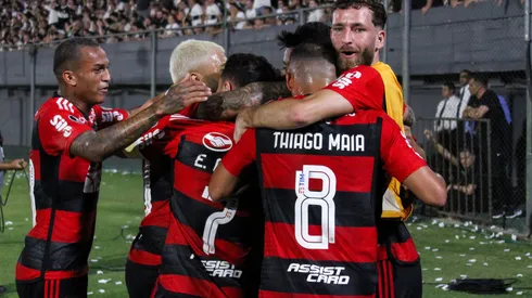 ASUNCION, PARAGUAY - AUGUST 10: Bruno Henrique of Flamengo celebrates with teammates after scoring the team's first goal during a Copa CONMEBOL Libertadores 2023 round of sixteen second leg match between Olimpia and Flamengo at Estadio Defensores del Chaco on August 10, 2023 in Asuncion, Paraguay. (Photo by Christian Alvarenga/Getty Images)