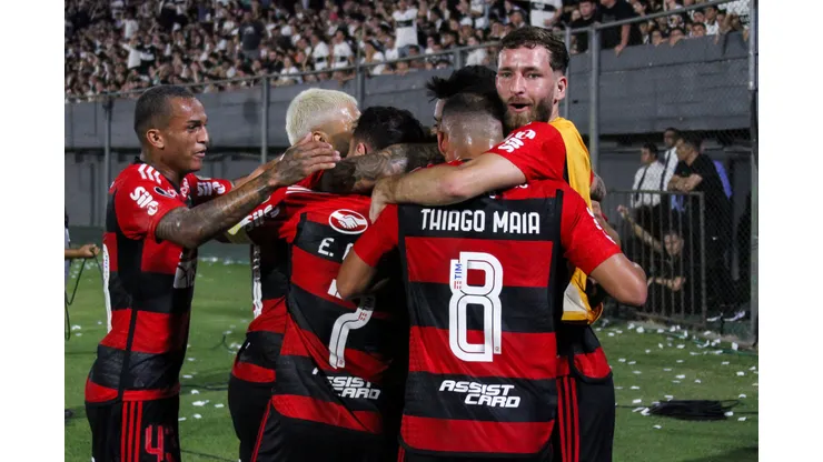 ASUNCION, PARAGUAY - AUGUST 10: Bruno Henrique of Flamengo celebrates with teammates after scoring the team's first goal during a Copa CONMEBOL Libertadores 2023 round of sixteen second leg match between Olimpia and Flamengo at Estadio Defensores del Chaco on August 10, 2023 in Asuncion, Paraguay. (Photo by Christian Alvarenga/Getty Images)