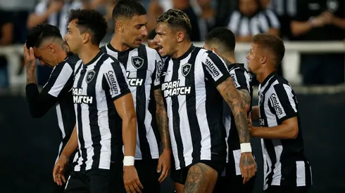 RIO DE JANEIRO, BRAZIL – AUGUST 2: Tiquinho Soares of Botafogo celebrates with teammates after scoring by penalty kick the team's second goal during the Copa CONMEBOL Sudamericana 2023 round of sixteen first leg match between Botafogo and Guaraní at Estadio Olimpico Nilton Santos on August 2, 2023 in Rio de Janeiro, Brazil. (Photo by Wagner Meier/Getty Images)