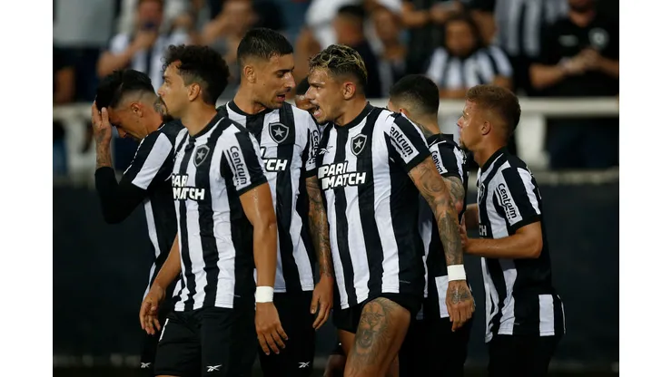 RIO DE JANEIRO, BRAZIL - AUGUST 2: Tiquinho Soares of Botafogo celebrates with teammates after scoring by penalty kick the team's second goal during the Copa CONMEBOL Sudamericana 2023 round of sixteen first leg match between Botafogo and Guaraní at Estadio Olimpico Nilton Santos on August 2, 2023 in Rio de Janeiro, Brazil. (Photo by Wagner Meier/Getty Images)