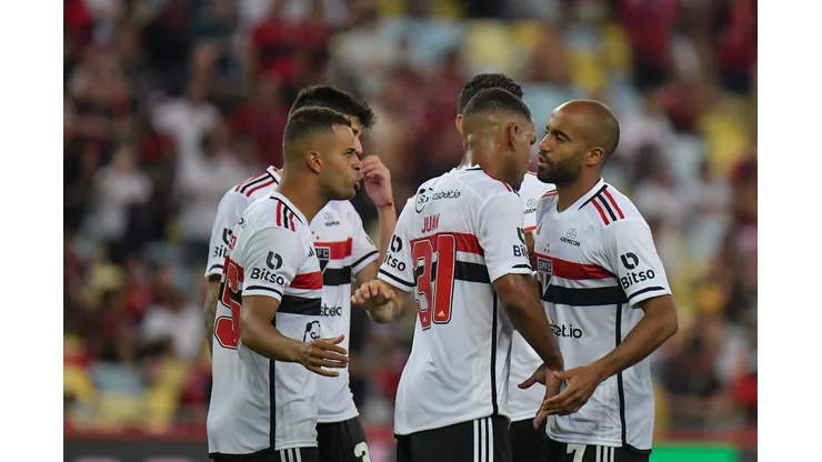 RJ - RIO DE JANEIRO - 17/09/2023 - COPA DO BRASIL 2023, FLAMENGO X SAO PAULO - Jogadores do Sao Paulo comemoram vitoria ao final da partida contra o Flamengo no estadio Maracana pelo campeonato Copa do Brasil 2023. Foto: Thiago Ribeiro/AGIF