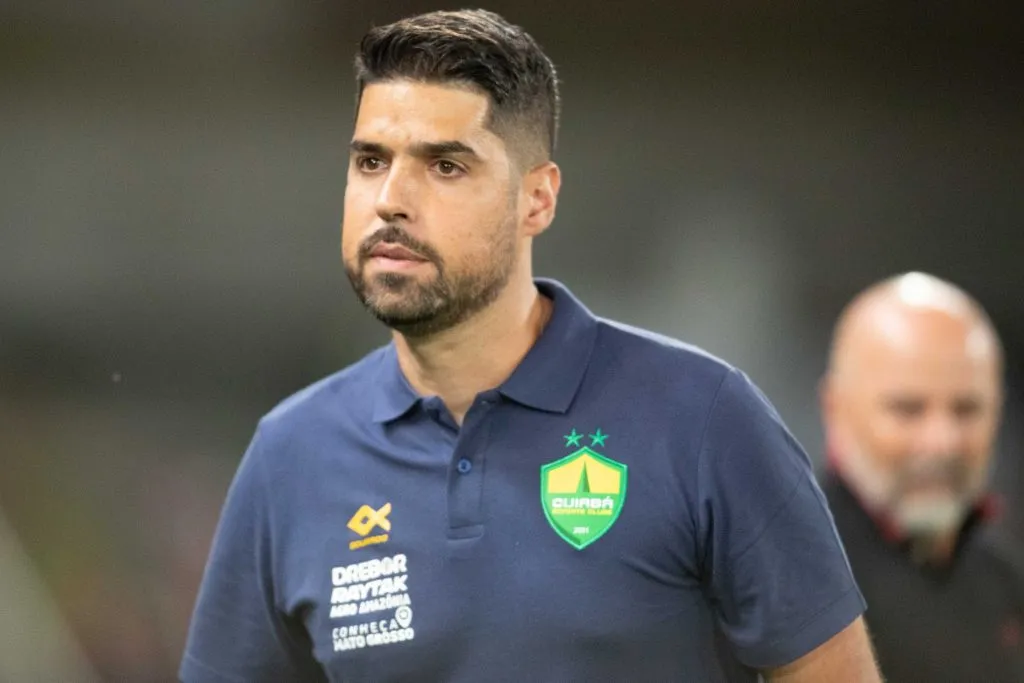 MT – CUIABA – 06/08/2023 – BRASILEIRO A 2023, CUIABA X FLAMENGO – Antonio Oliveira tecnico do Cuiaba durante partida contra o Flamengo no estadio Arena Pantanal pelo campeonato Brasileiro A 2023. Foto: Gil Gomes/AGIF