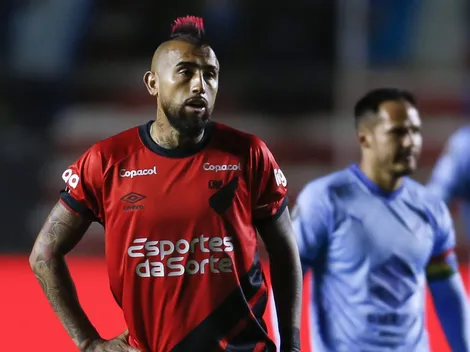 Vidal posta foto com a camisa de clube brasileiro e torcida do Athletico PR perde a linha: "Deveria ter o mínimo de respeito"
