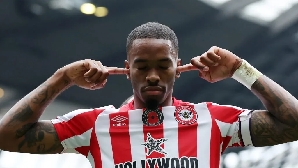 Toney em ação pelo Brentford (Foto: Alex Livesey/Getty Images)