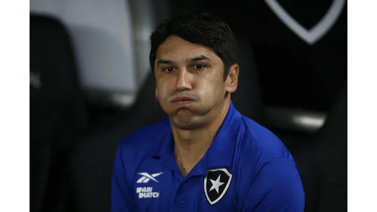 RIO DE JANEIRO, BRAZIL - OCTOBER 21: Lucio Flavio coach of Botafogo gestures prior the match between Botafogo and Athletico Paranaense as part of Brasileirao 2023 at Estadio Olimpico Nilton Santos on October 21, 2023 in Rio de Janeiro, Brazil. (Photo by Wagner Meier/Getty Images)