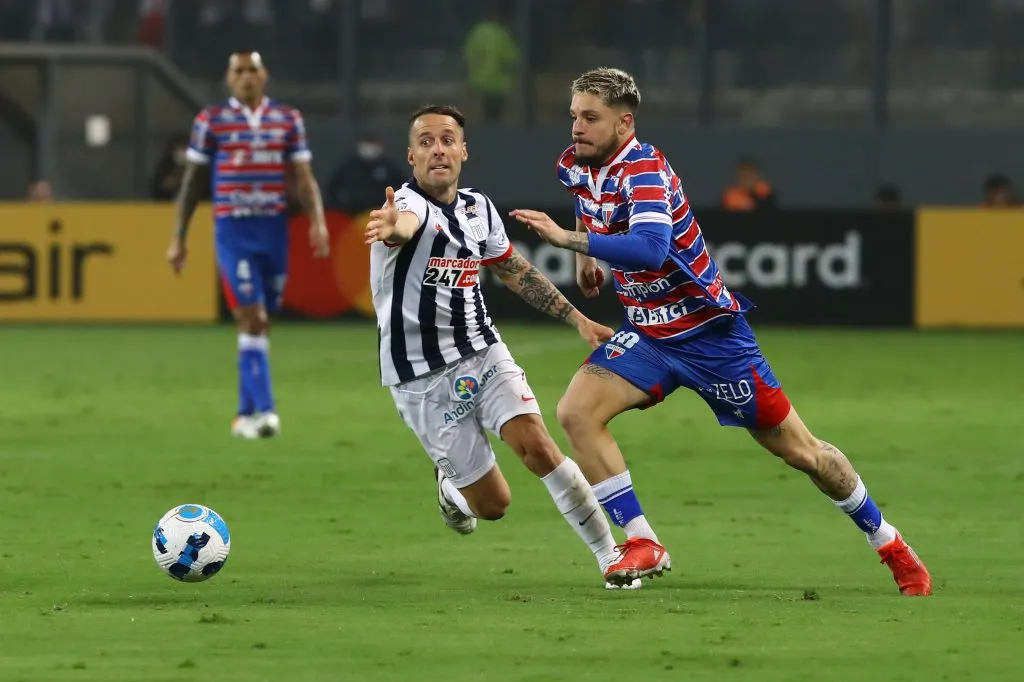Lucas Crispim atuando pelo Fortaleza – (Photo by Leonardo Fernandez/Getty Images)