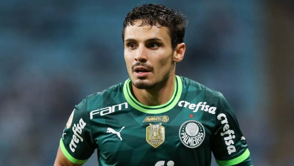 Raphael Veiga deixa o Flamengo de lado e prioriza acerto com outro clube