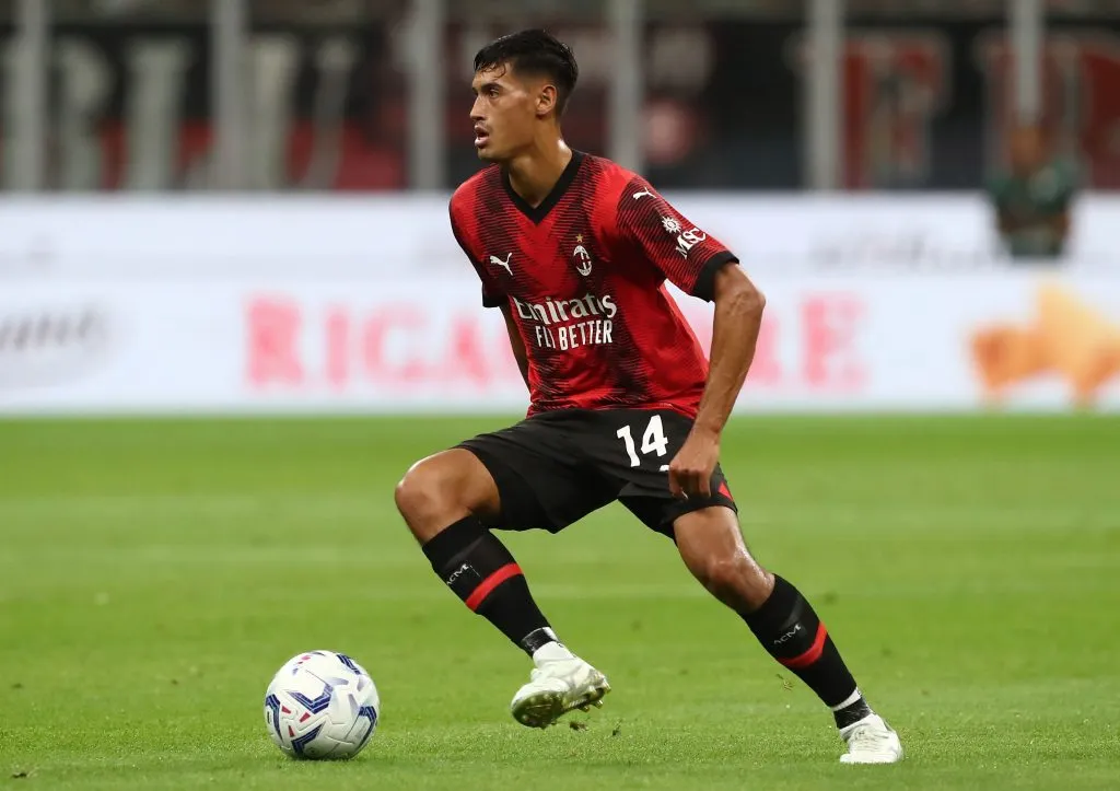 Tijjani Reijnders pelo Milan na Serie A. (Photo by Marco Luzzani/Getty Images)