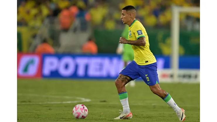CUIABA, BRAZIL - OCTOBER 12: Guilherme Arana of Brazil runs with the ball during a FIFA World Cup 2026 Qualifier match between Colombia and Uruguay at Arena Pantanal on October 12, 2023 in Cuiaba, Brazil. (Photo by Pedro Vilela/Getty Images)