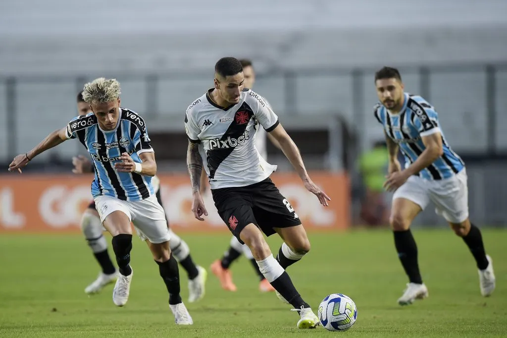 RIO DE JANEIRO, BRASIL – 6 de agosto: Bruno Praxedes, do Vasco, disputa a bola com Bitello, do Grêmio, durante a partida entre Vasco e Grêmio, no jogo da Série A 2023, no Estádio São Januário, em 6 de agosto de 2023, no Rio de Janeiro. (Foto: Alexandre Loureiro/Getty Images)