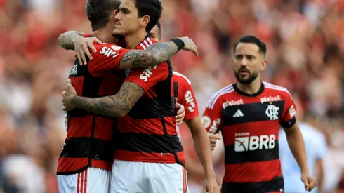 RIO DE JANEIRO, BRAZIL – SEPTEMBER 30: Pedro of Flamengo celebrates with Leo Pereira of Flamengo after scoring the first goal of their team during the match between Flamengo and Bahia as part of Brasileirao 2023 at Maracana Stadium on September 30, 2023 in Rio de Janeiro, Brazil. (Photo by Buda Mendes/Getty Images)
