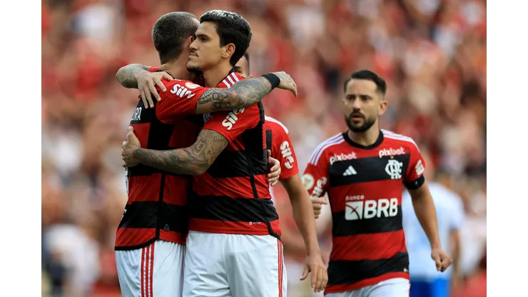 RIO DE JANEIRO, BRAZIL - SEPTEMBER 30: Pedro of Flamengo celebrates with Leo Pereira of Flamengo after scoring the first goal of their team during the match between Flamengo and Bahia as part of Brasileirao 2023 at Maracana Stadium on September 30, 2023 in Rio de Janeiro, Brazil. (Photo by Buda Mendes/Getty Images)