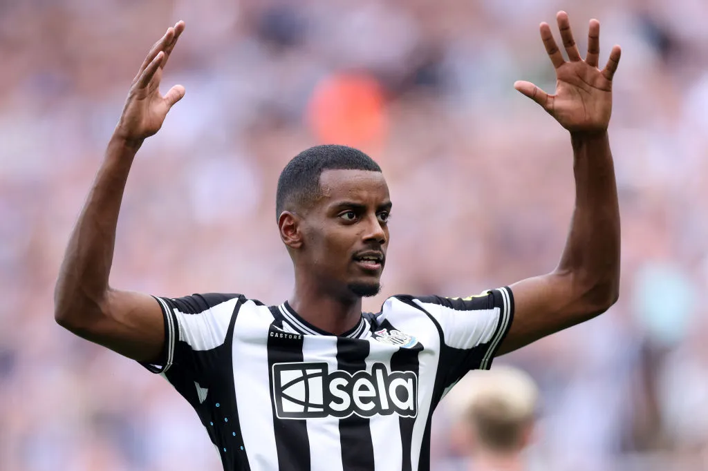 Isak comemora gol marcado no Newcastle. Foto: George Wood/Getty Images