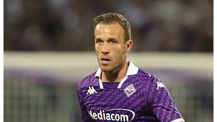 Ex-Seleção e Grêmio, Arthur Melo é o favorito para assumir o comando do meio-campo de gigante da Série A Italiana (Photo by Gabriele Maltinti/Getty Images)