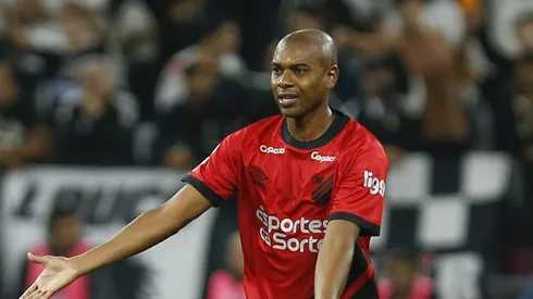 Fernandinho em ação pelo CAP. (Photo by Ricardo Moreira/Getty Images)