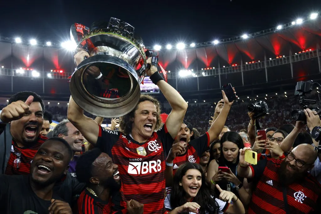 David Luiz com o troféu da Copa do Brasil. Foto: Wagner Meier/Getty Images