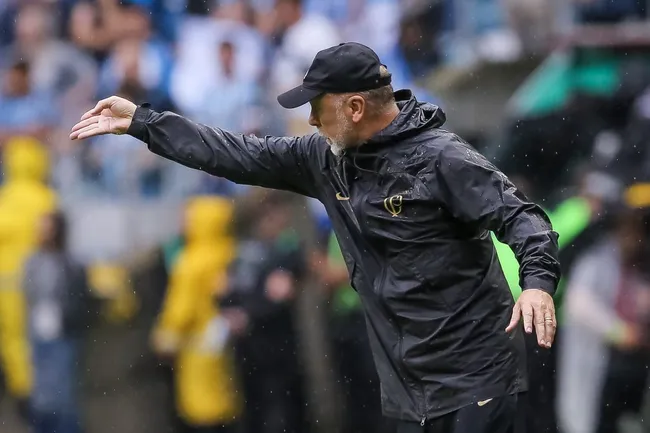 PORTO ALEGRE, BRASIL – NOVEMBRO 12: Mano Menezes treinador do Corinthians durante a partida entre Grêmio e Corinthians como parte do Brasileirão 2023 no Estádio Arena do Grêmio em 12 de novembro de 2023 em Porto Alegre, Brasil. (Foto: Pedro H. Tesch/Getty Images)