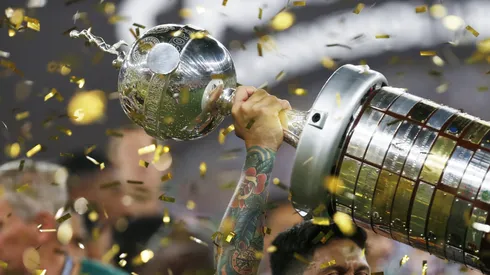 RIO DE JANEIRO, BRAZIL – NOVEMBER 04: Germán Cano of Fluminense lifts the trophy after winning the final match of Copa CONMEBOL Libertadores 2023 between Fluminense and Boca Juniors at Maracana Stadium on November 04, 2023 in Rio de Janeiro, Brazil. (Photo by Ricardo Moreira/Getty Images)
