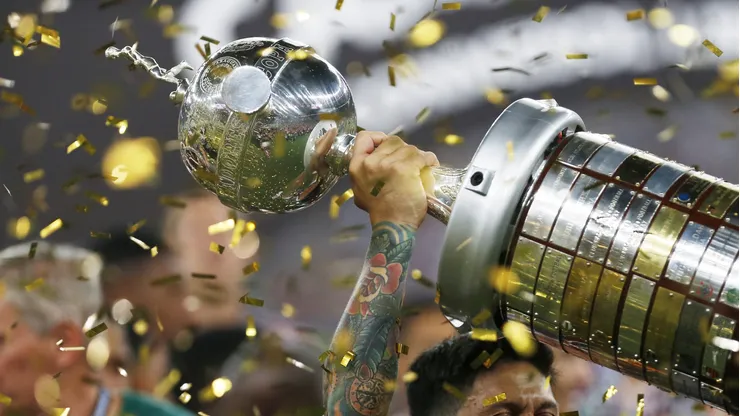 RIO DE JANEIRO, BRAZIL - NOVEMBER 04: Germán Cano of Fluminense lifts the trophy after winning the final match of Copa CONMEBOL Libertadores 2023 between Fluminense and Boca Juniors at Maracana Stadium on November 04, 2023 in Rio de Janeiro, Brazil. (Photo by Ricardo Moreira/Getty Images)