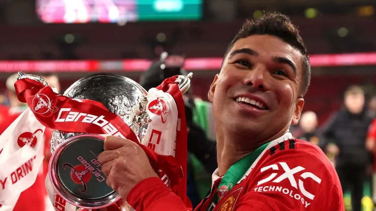 Casemiro levanta troféu pelos Red Devils. Foto: Julian Finney/Getty Images