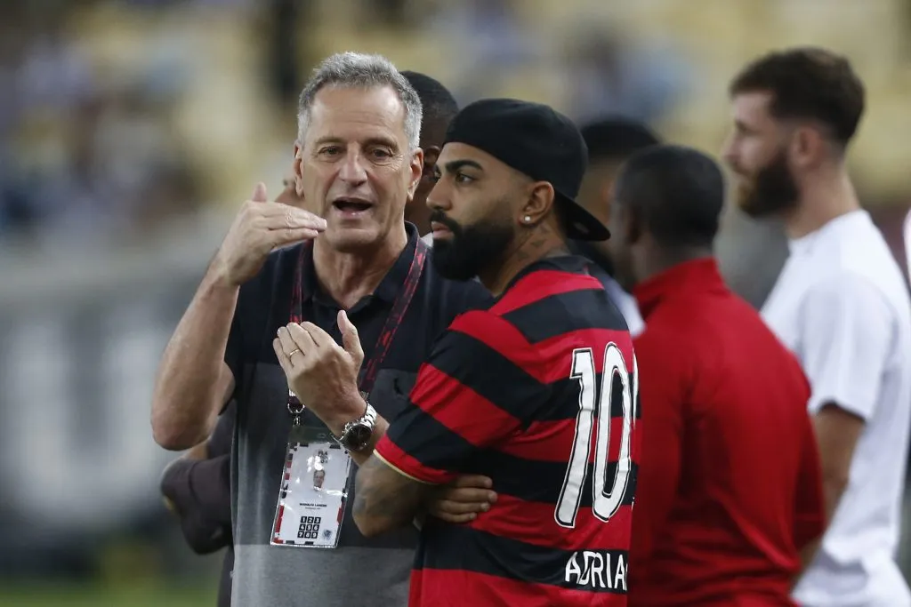 Gabigol e Rodolfo Landim conversam. Foto: Wagner Meier/Getty Images