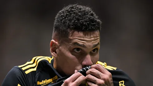 Paulinho beija o escudo do Atlético-MG em comemoração. Foto: Pedro Vilela/Getty Images